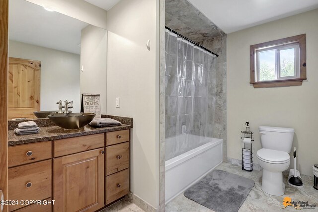 full bathroom with shower / bath combination with curtain, vanity, and toilet