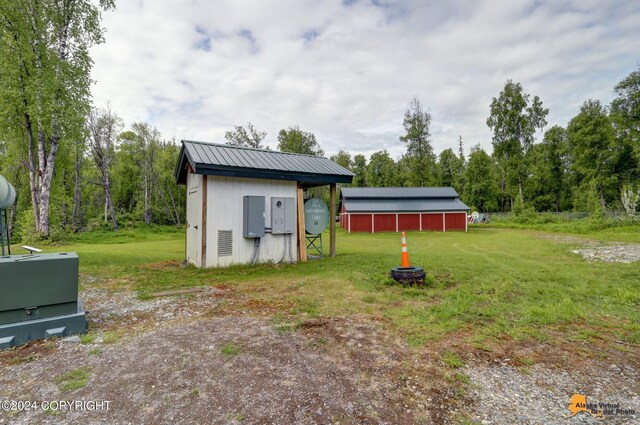 view of yard with an outdoor structure