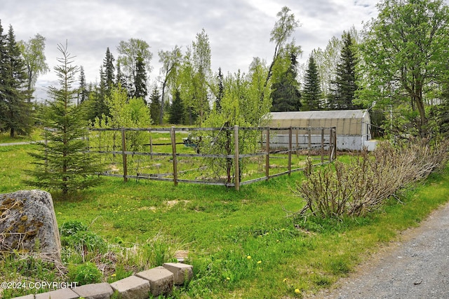 view of yard with an outbuilding