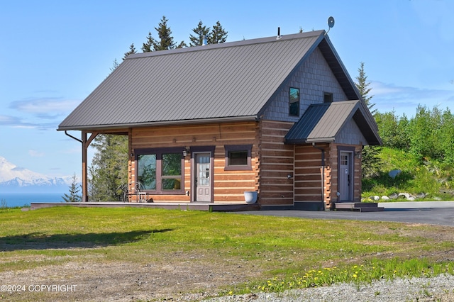 cabin featuring a front lawn