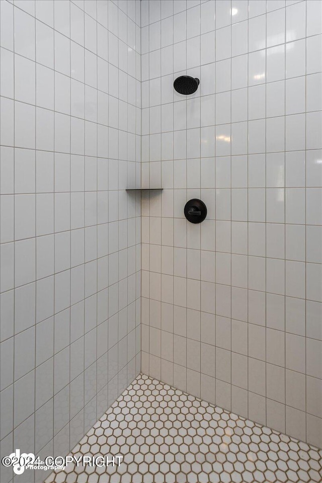 bathroom featuring tiled shower