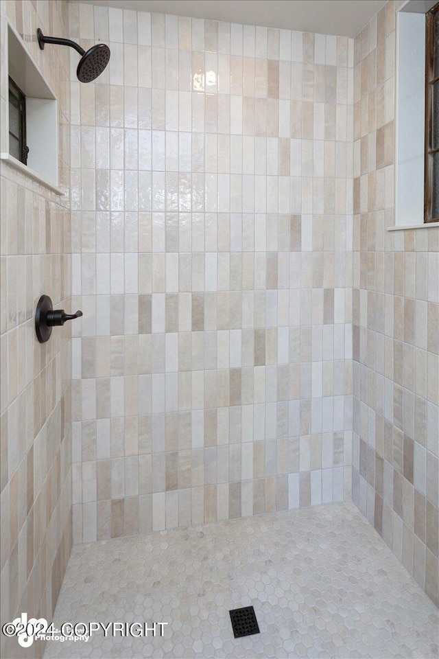 bathroom featuring tiled shower