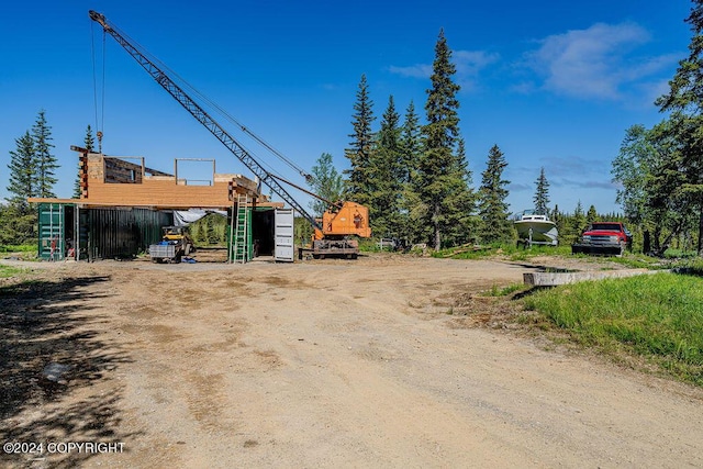 view of yard featuring an outdoor structure