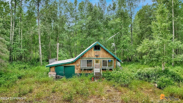 view of front of property featuring an outbuilding