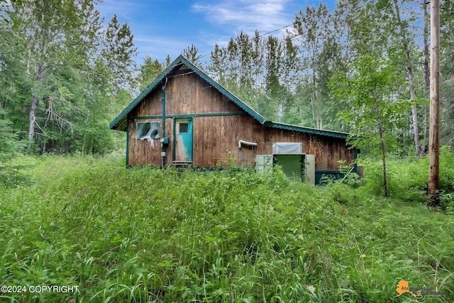 view of front of property with an outbuilding