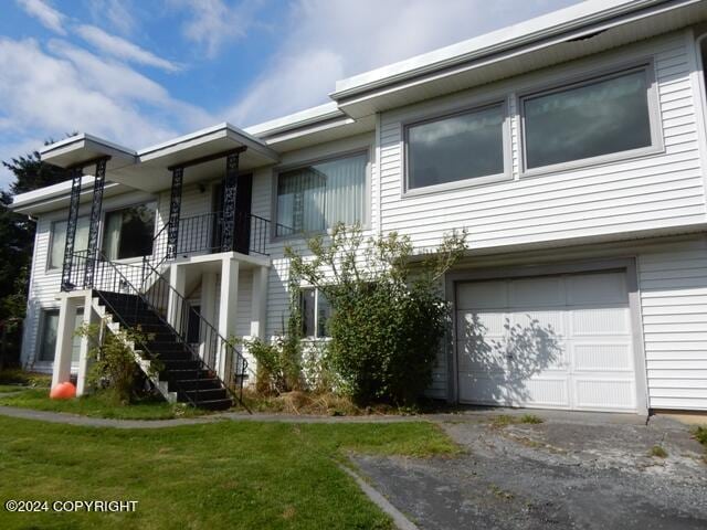 townhome / multi-family property featuring a garage