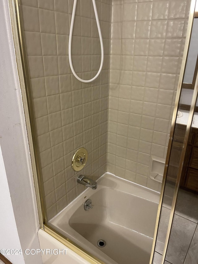 bathroom featuring tiled shower / bath combo