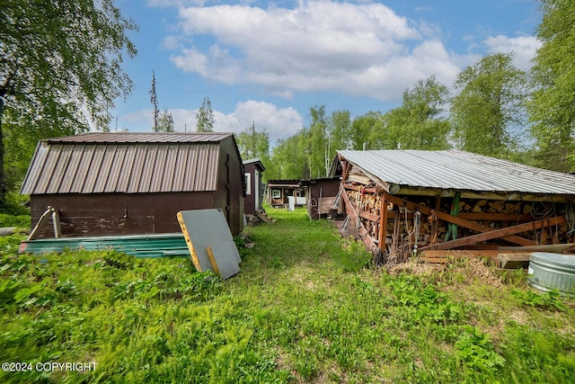 view of yard with an outdoor structure