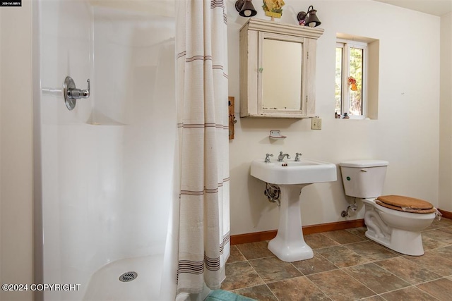 bathroom with toilet and a shower with curtain