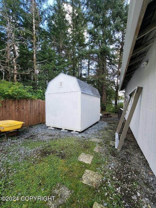 view of yard with a storage unit