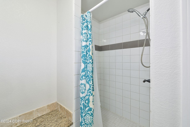 bathroom featuring a shower with shower curtain