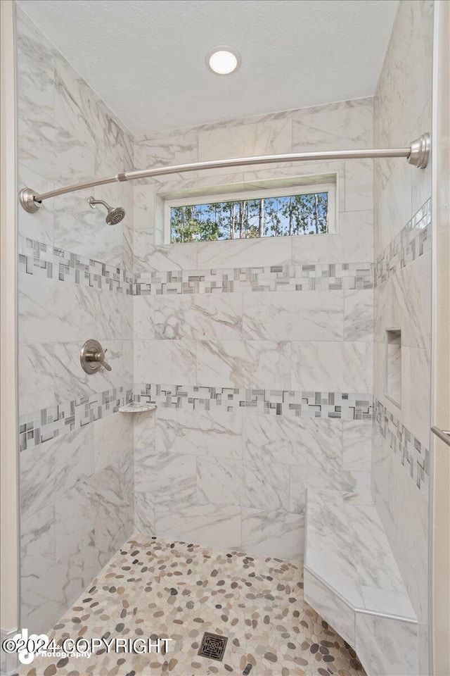 bathroom featuring a tile shower