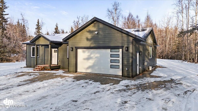 view of front facade featuring a garage