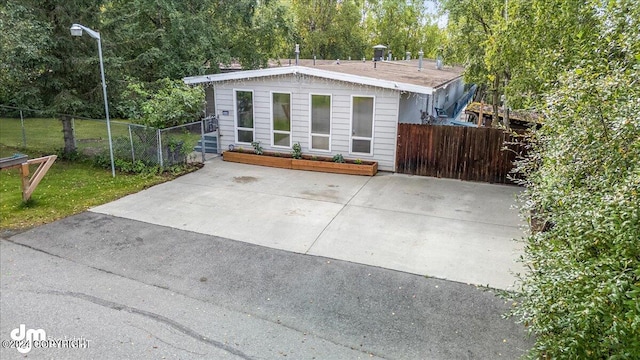 view of front of house featuring a front lawn