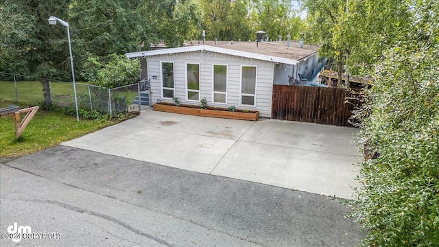 view of front of home featuring a front yard and fence