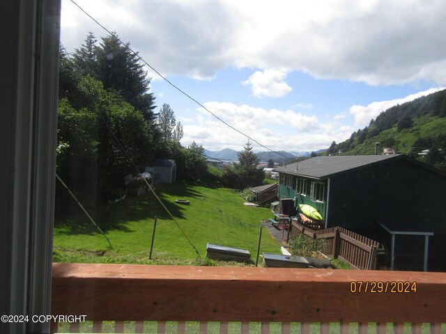 view of yard with a mountain view