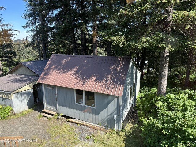 view of side of property featuring an outdoor structure