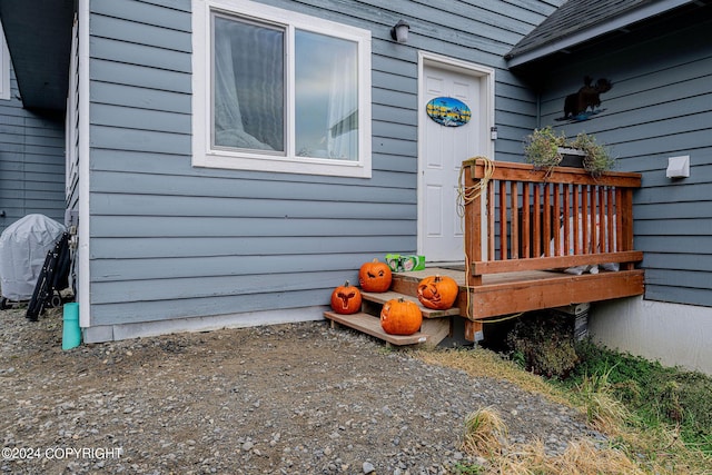 entrance to property featuring a wooden deck