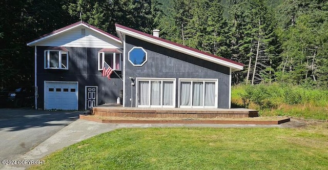 view of front facade featuring a garage and a front lawn