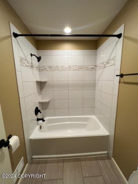 bathroom featuring tiled shower / bath combo