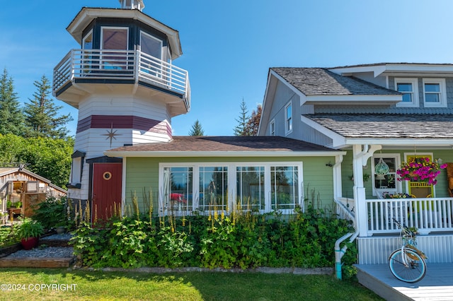 view of front of house featuring a balcony