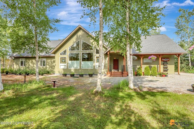 view of front of property featuring a front yard