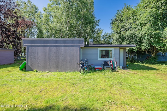 view of outdoor structure featuring a yard