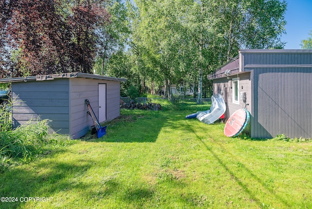 view of yard featuring a storage shed