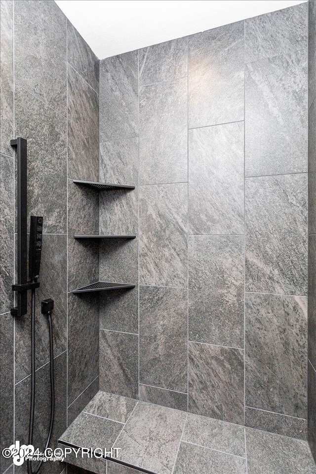 bathroom featuring tiled shower