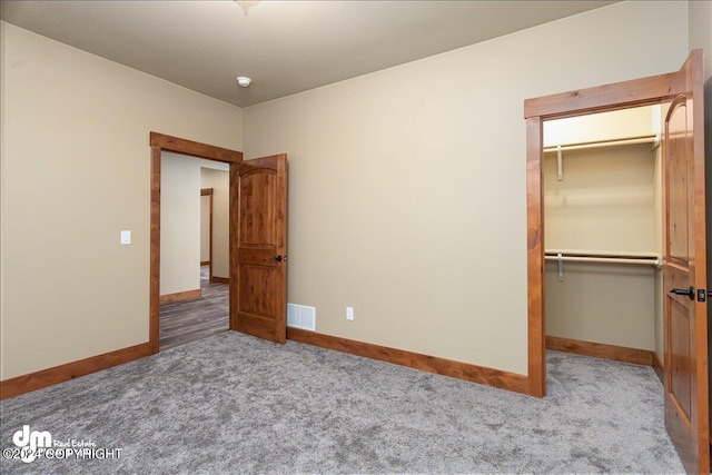 unfurnished bedroom with carpet flooring and a closet