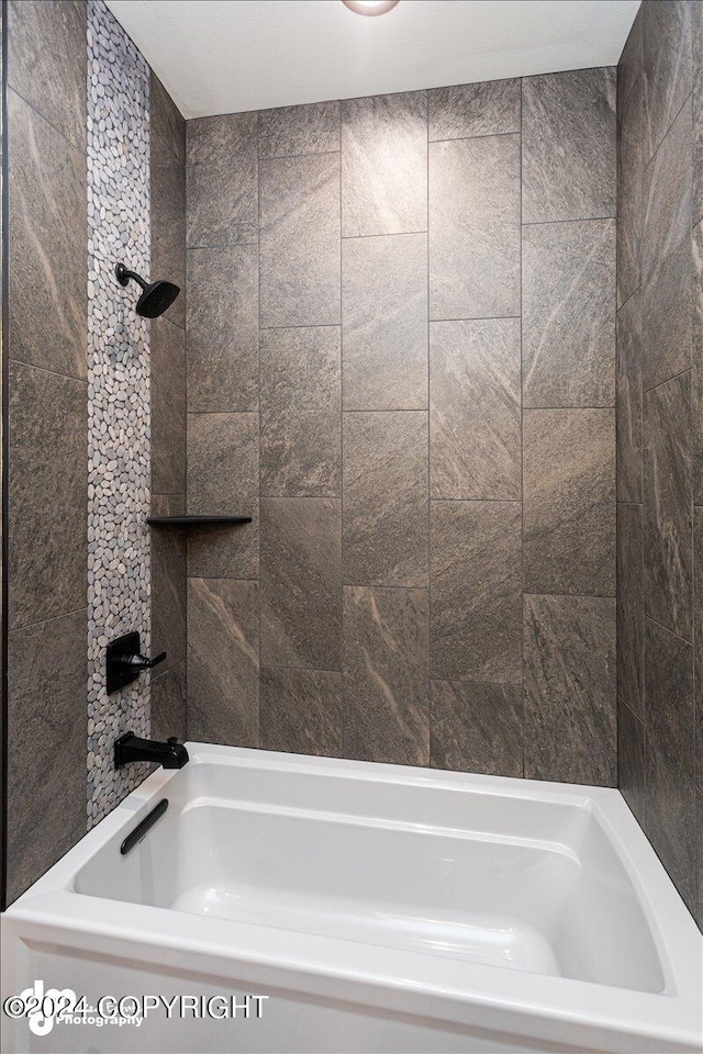 bathroom with tiled shower / bath combo