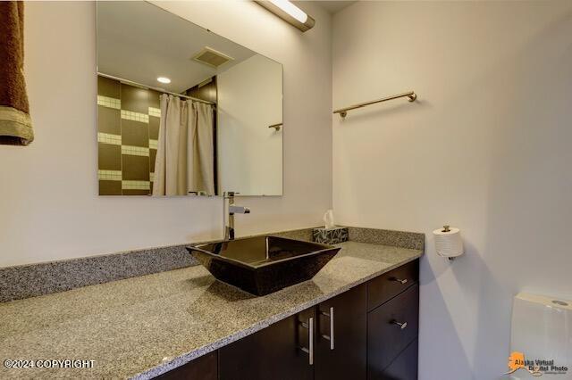 bathroom with visible vents and vanity