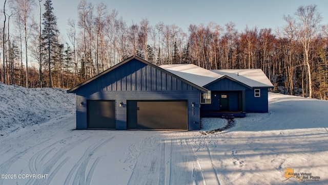 view of front facade with a garage