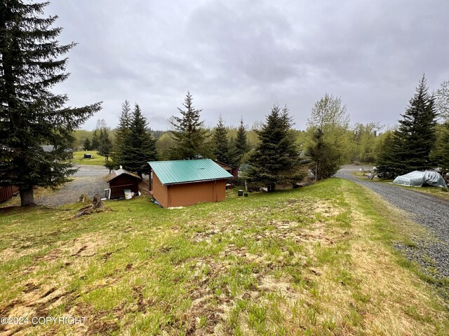 view of yard featuring an outdoor structure