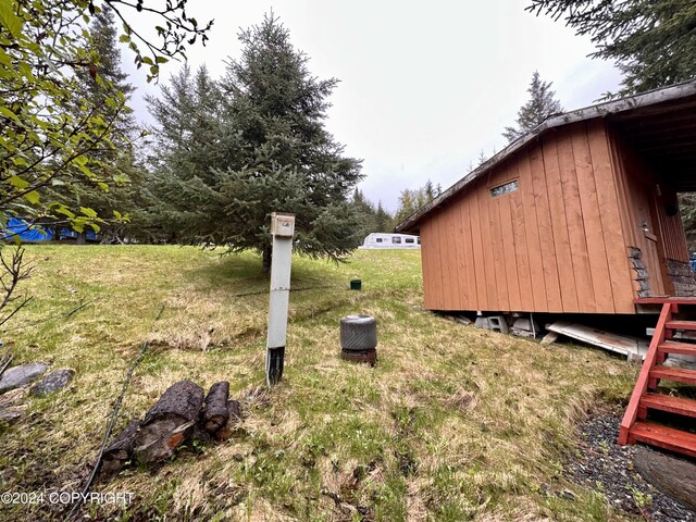 view of yard with an outbuilding