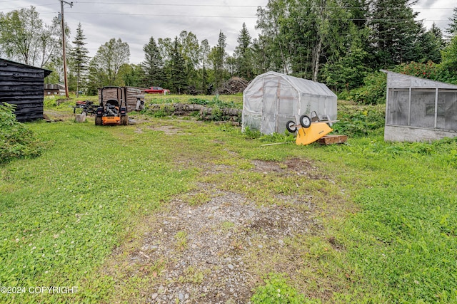 view of yard featuring an outbuilding