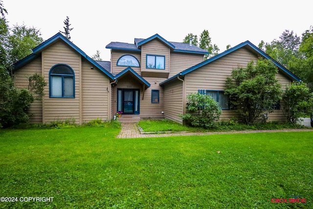 view of front facade featuring a front yard