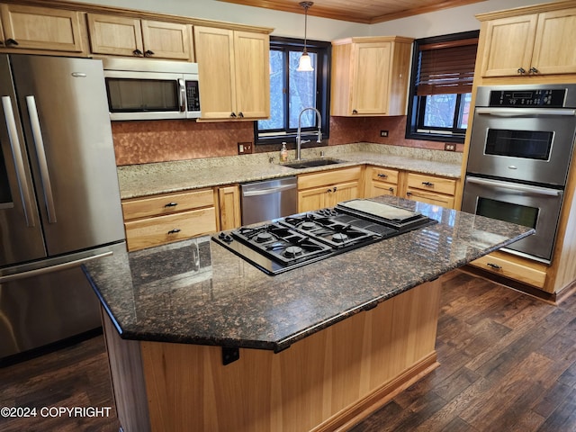 kitchen featuring sink, dark hardwood / wood-style flooring, crown molding, a breakfast bar area, and appliances with stainless steel finishes