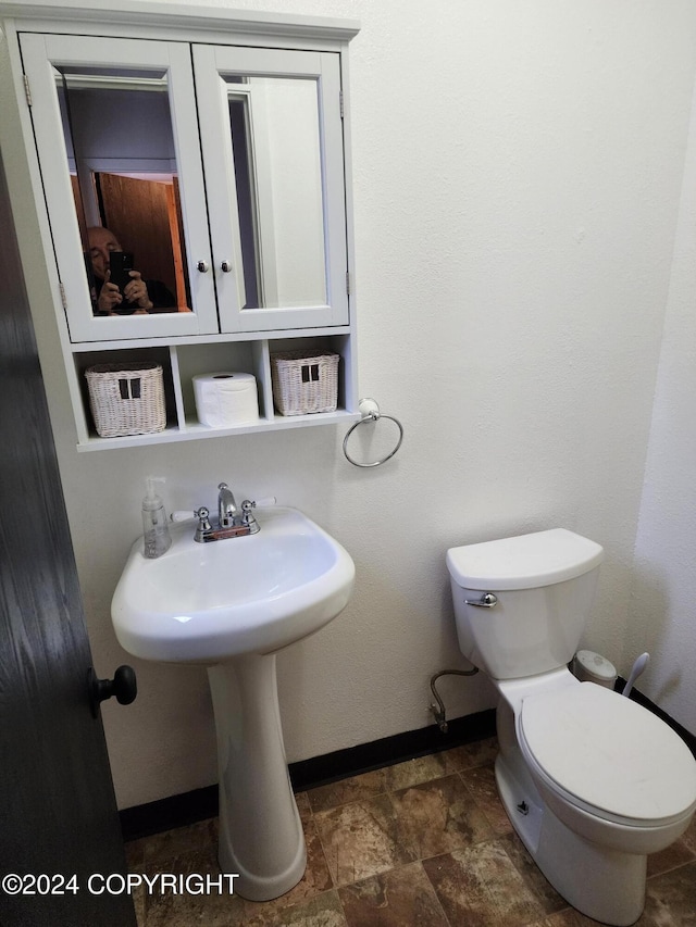 20527 Mark Cir, Chugiak, AK 99567 - bathroom featuring baseboards and stone finish flooring