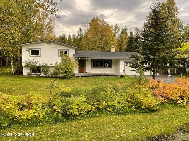 tri-level home featuring a front yard