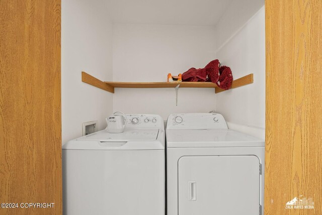 washroom featuring washing machine and clothes dryer