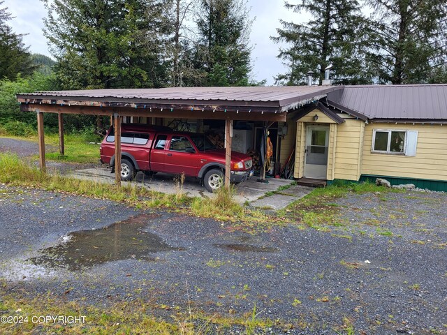 view of front facade featuring a carport