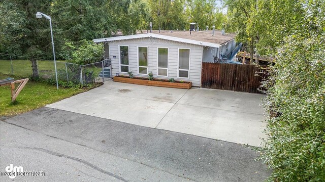 view of front of house with a front yard