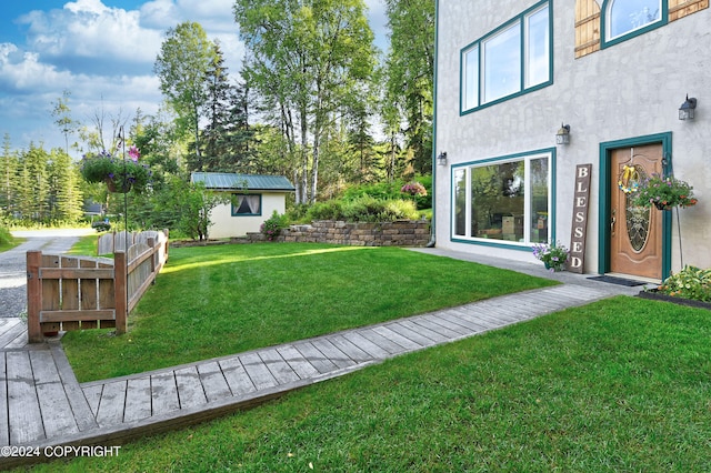 view of yard with an outdoor structure