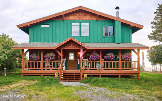 view of front of house with a front lawn