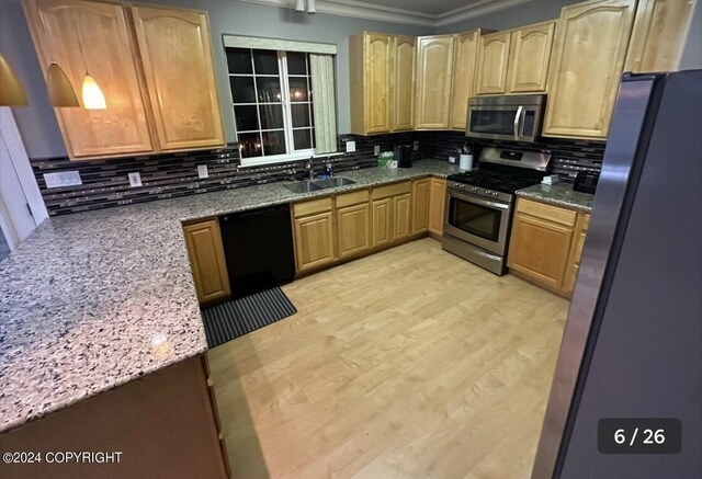 kitchen with ornamental molding, stainless steel appliances, sink, and backsplash