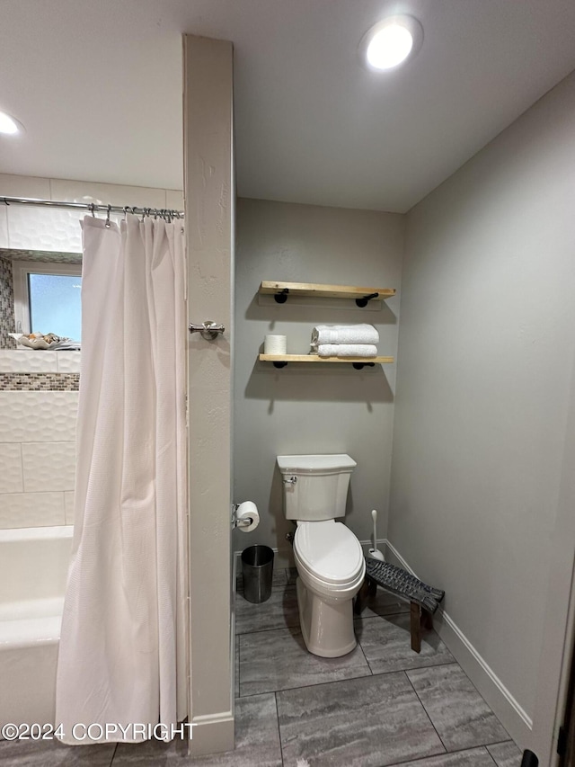 345 C St, Seldovia, AK 99663 - bathroom featuring wood tiled floor, baseboards, toilet, and shower / tub combo with curtain
