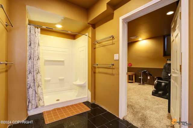 8100 Sky Mountain Ln, Anchorage, AK 99502 - full bath featuring curtained shower and recessed lighting