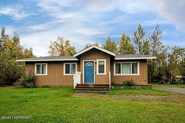 ranch-style home featuring a front lawn