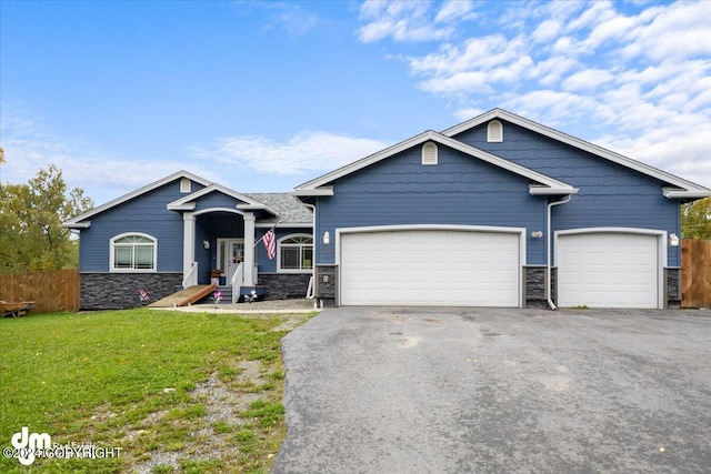 craftsman inspired home featuring a front lawn